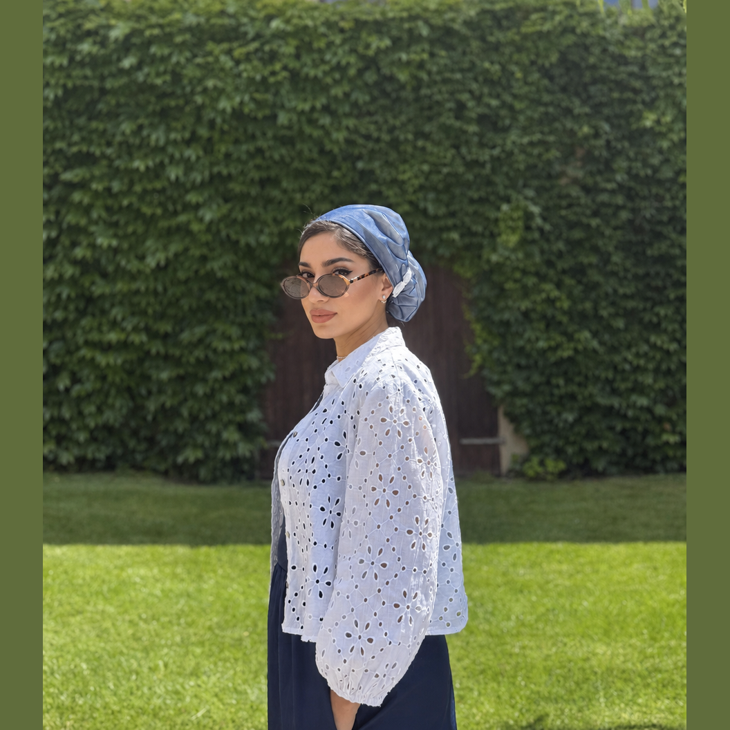 MIMOUNT COUTURE Nácar Azul shiny blue satin turban with white lace pearl embellishment rear view