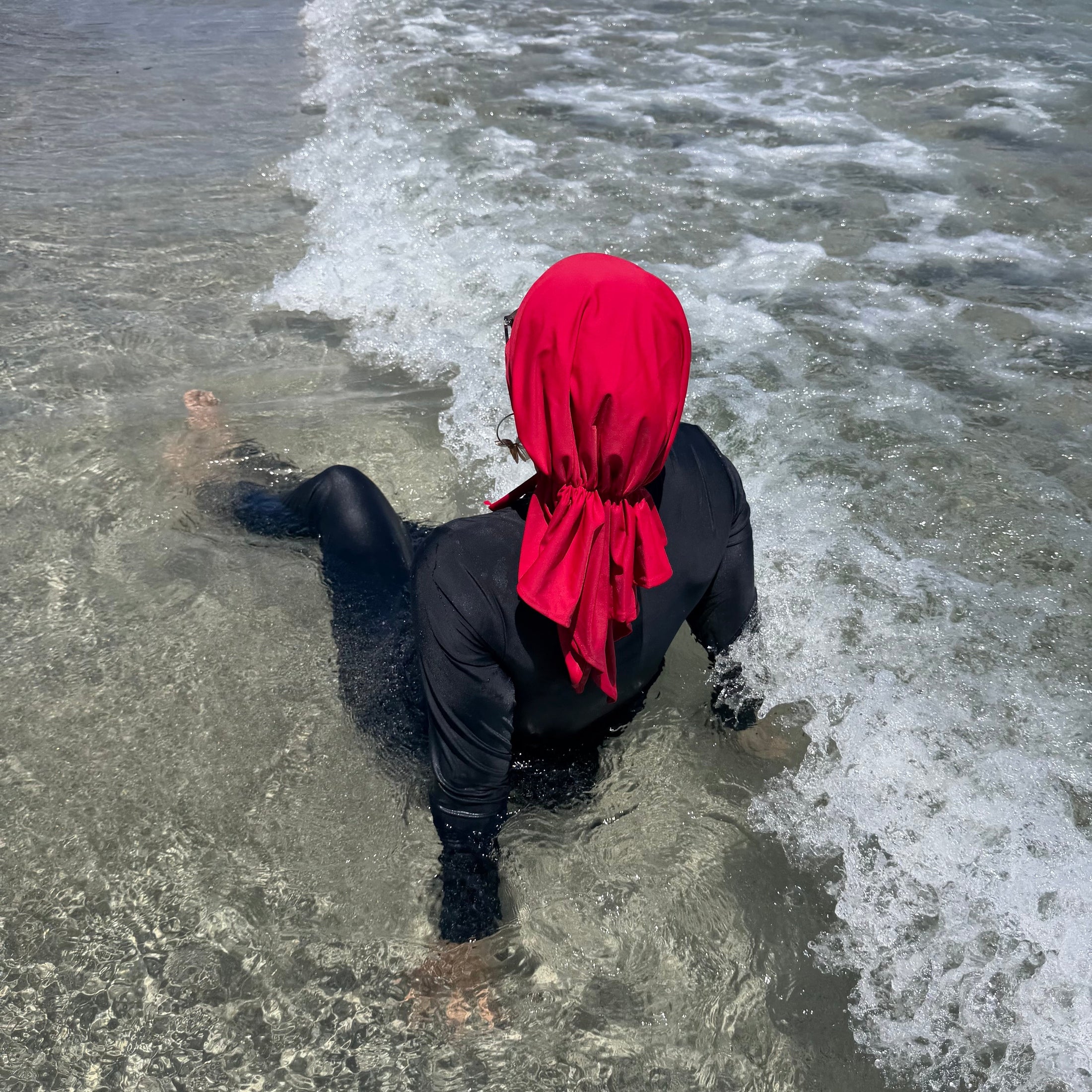 MIMOUNT COUTURE AQUA Rojo Coral quick-dry beach turban on model in ocean