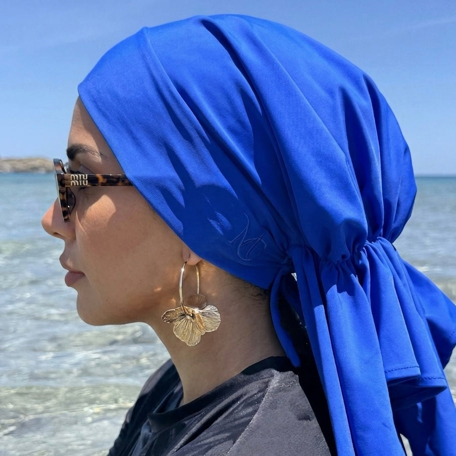 Close-up MIMOUNT COUTURE electric blue turbante with embroidered logo detail