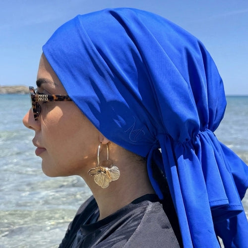 Close-up MIMOUNT COUTURE electric blue turbante with embroidered logo detail