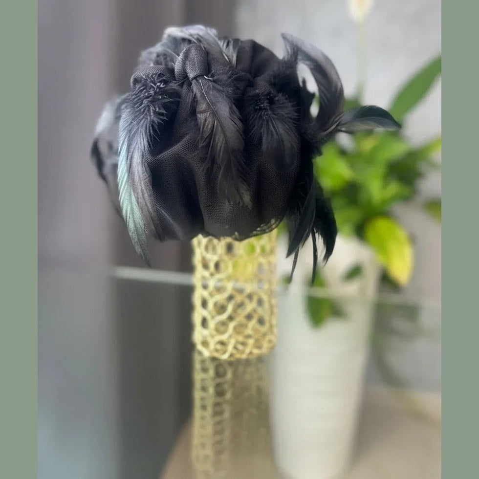 Turbante elegante negro con plumas hecho a mano - Feather Noir - Mimount Couture