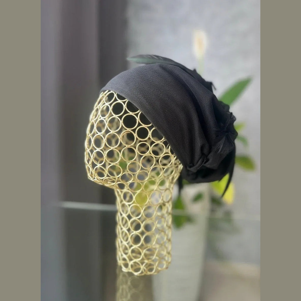 Turbante negro artesanal con detalle de plumas - Feather Noir - Mimount Couture